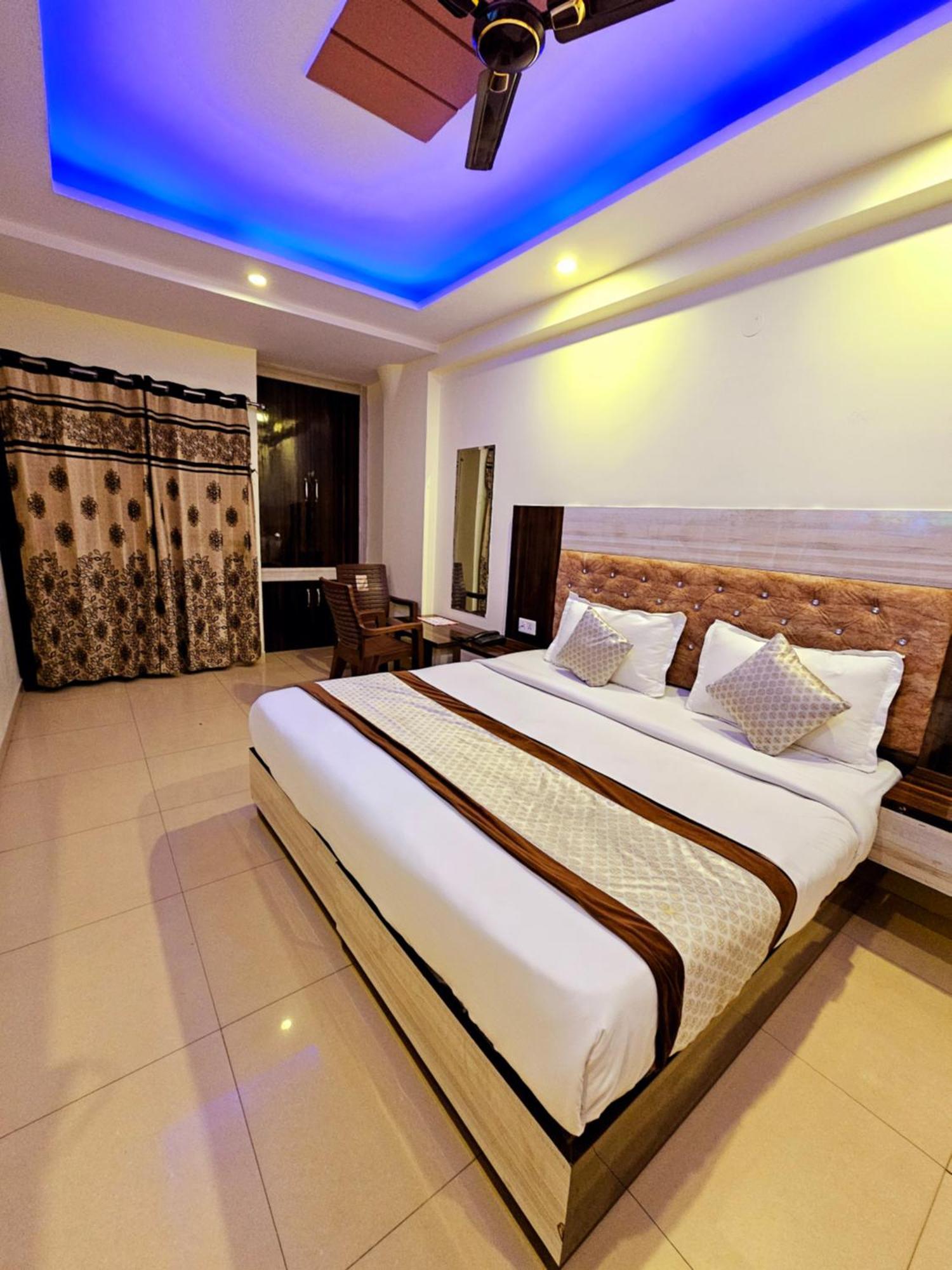 Hotel Crystal Inn Plaza Delhi Airport ニューデリー エクステリア 写真